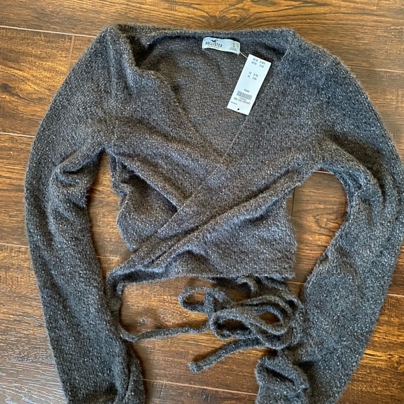 Size Small wrap top - holister - Picture 3 of 4